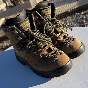 LA SPORTIVA MAKALU MOUNTAINEERING BOOTS IN TAN-SZ EU 39-US 7.5
